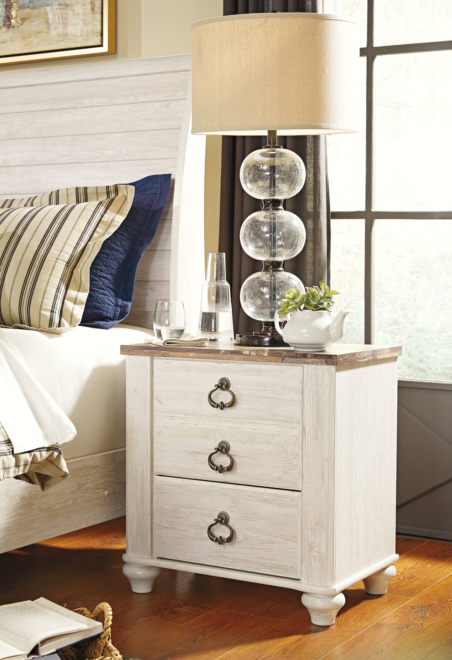 Willowton Queen Panel Bed with Mirrored Dresser and Nightstand